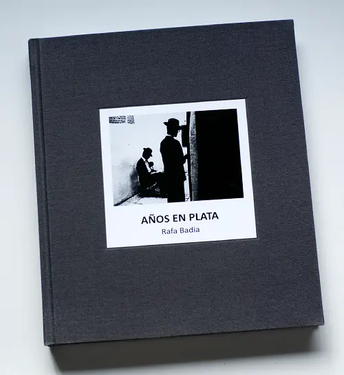 Cubierta del libro de fotografía Años en plata de Rafa Badia. 