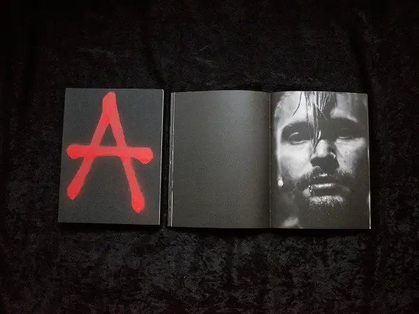 Interior del fotolibro "Ansia. La cruda expresión de la venganza" .