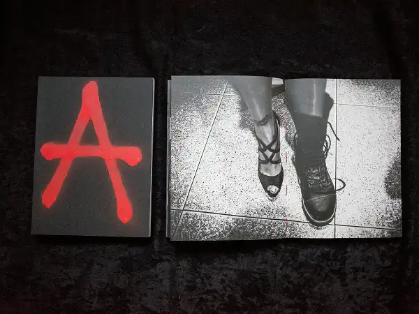 Interior del fotolibro "Ansia. La cruda expresión de la venganza".