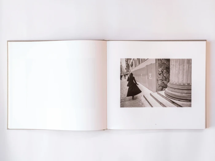 Interior del libro de fotografía En medio del tiempo