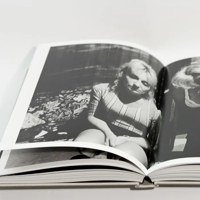 Interior del libro de fotografía "Lo que se ve" de la fotógrafa Adriana Lestido