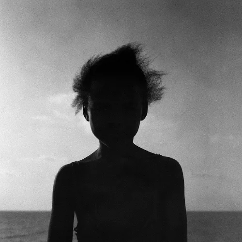 Retrato infantil en blanco y negro en el interior del fotolibro Magascar de Pancho Saula.
