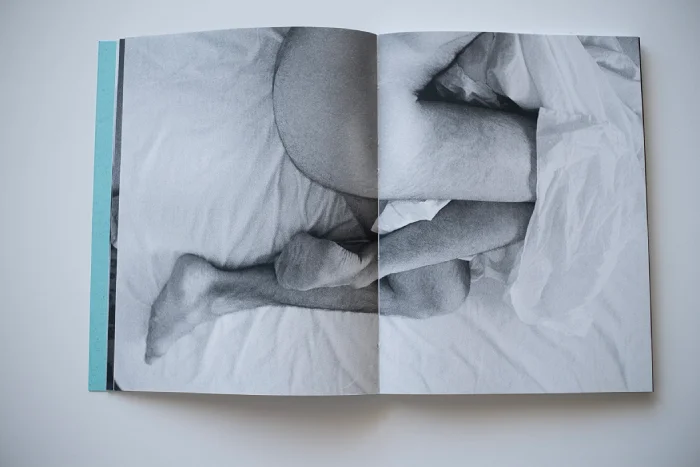 Desnudo masculino en blanco y negro en el Interior del fotolibro Tenía la cabeza de bicicletas blancas de la fotógrafa María Ozkoidi..