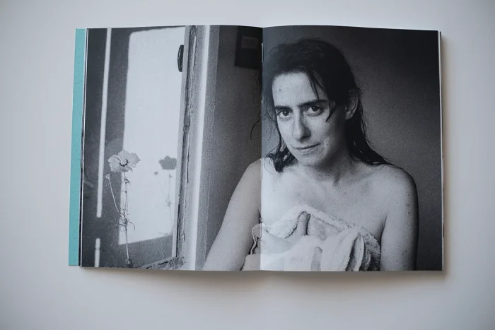 Retrato femenino en blanco y negro en blanco y negro en el Interior del fotolibro Tenía la cabeza de bicicletas blancas de la fotógrafa María Ozkoidi.