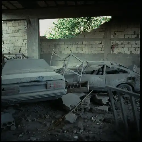 Coches bombardeados en una ciudad del Líbano en el interior del fotolibro Phoenicia: irrational catalogue del fotógrafo Alfonso Moral