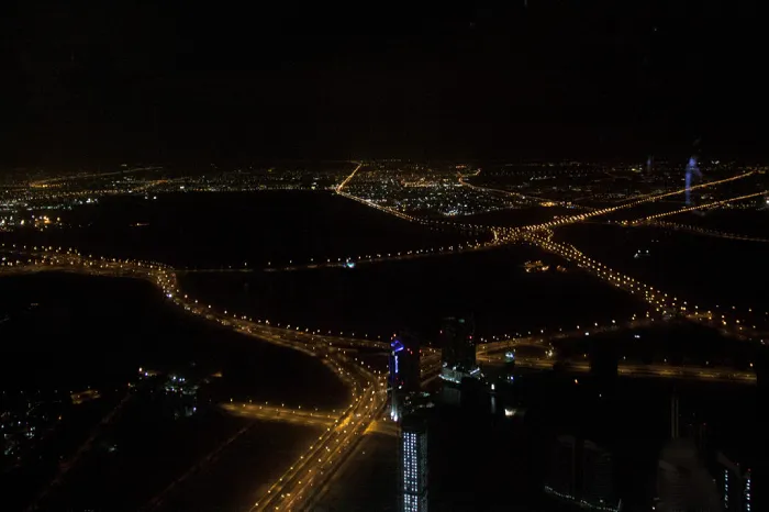Vista aérea nocturna de una ciudad iluminada realizada por Enrique Fraga.