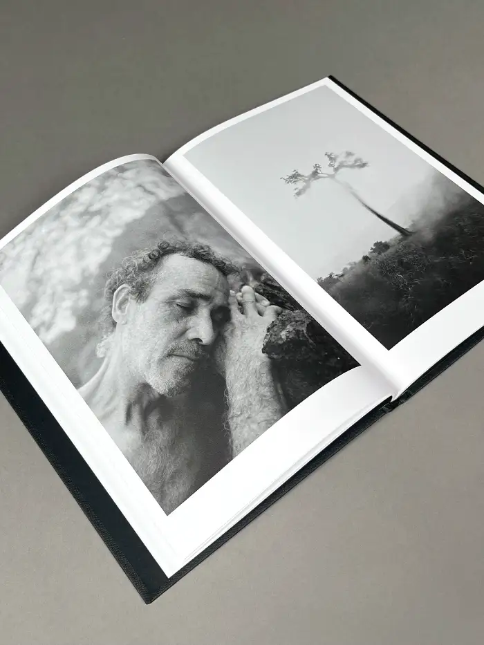 Interior del fotolibro “The Rooted Heart Began To Change”