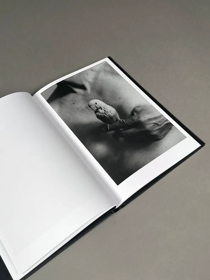 Interior del fotolibro “The Rooted Heart Began To Change” 