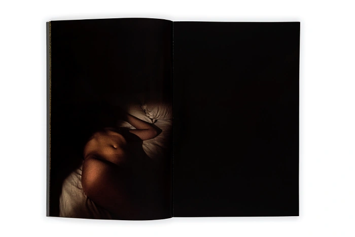Figura de una mujer desnuda en el Interior del fotolibro Terminal del fotógrafo Enrique Fraga.
