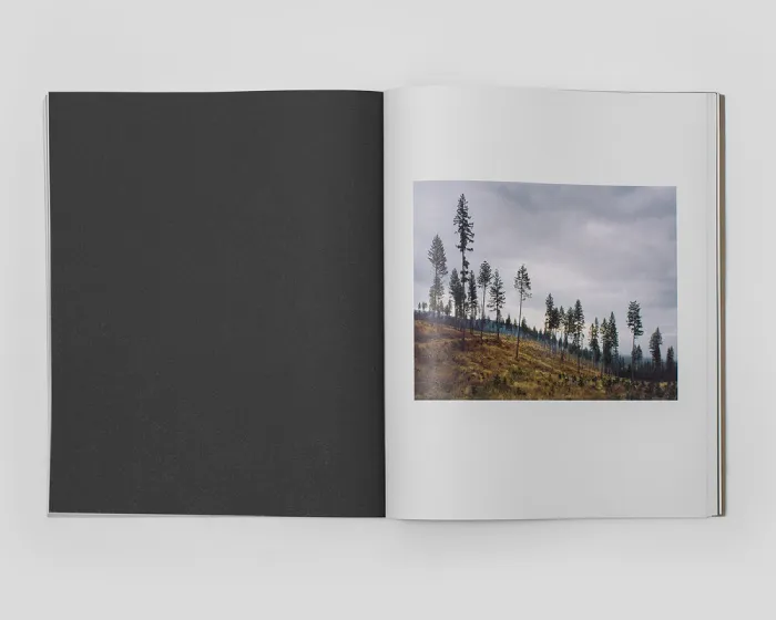 Interior del fotolibro "Grays the mountain sends" de Bryan Schutmaat