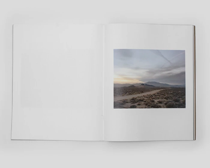 Interior del fotolibro "Grays the mountain sends" de Bryan Schutmaat