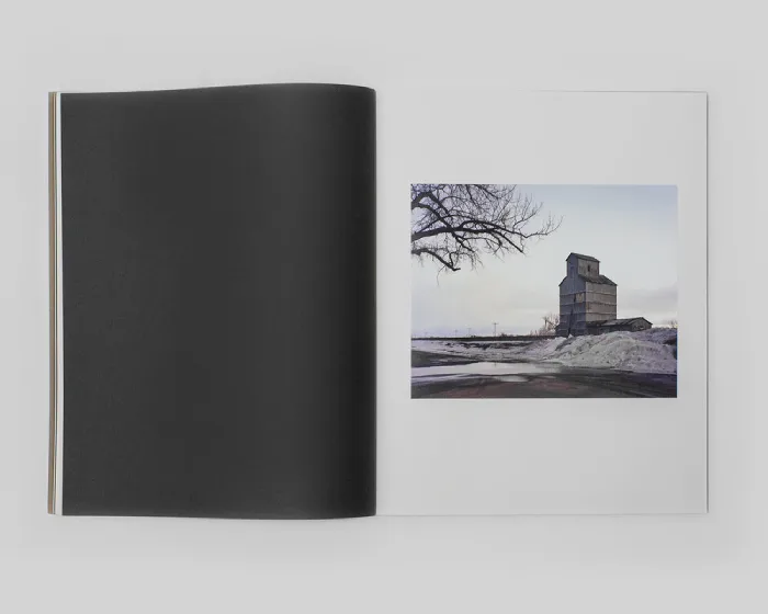 Interior del fotolibro "Grays the mountain sends" de Bryan Schutmaat