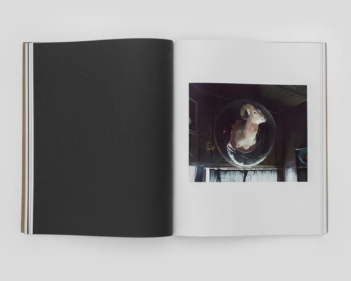 Interior del fotolibro "Grays the mountain sends" de Bryan Schutmaat