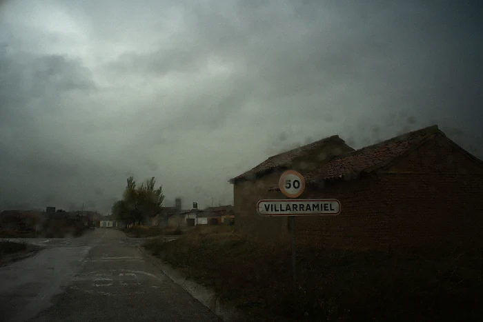 Entrada del pueblo Villarramiel, ubicación de Curtidos Luprimo  