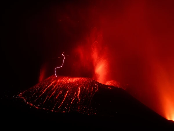 Las cuatro estaciones del volcán Tajogaite en ochenta y cinco vistas de Eduardo Nave