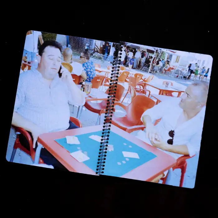 Interior del fotolibro "Esta va por despedida"