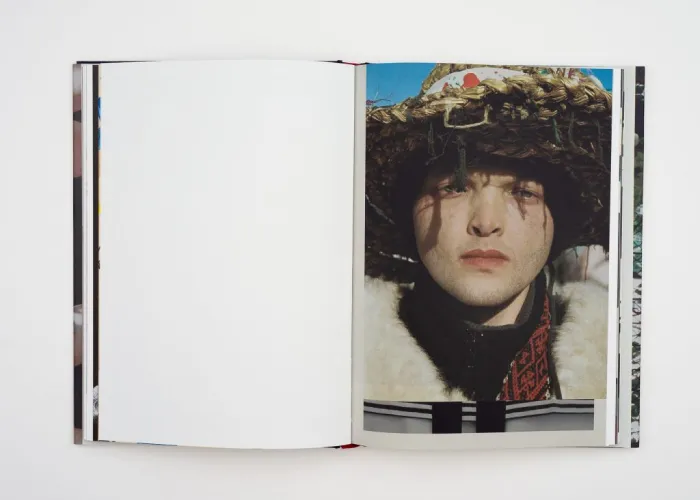 Interior del fotolibro "УYY" de Yelena Yemchuk