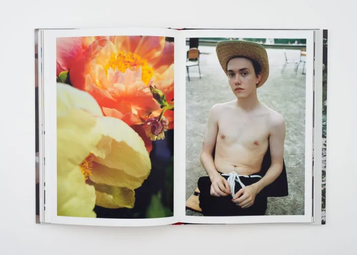 Interior del fotolibro "УYY" de Yelena Yemchuk