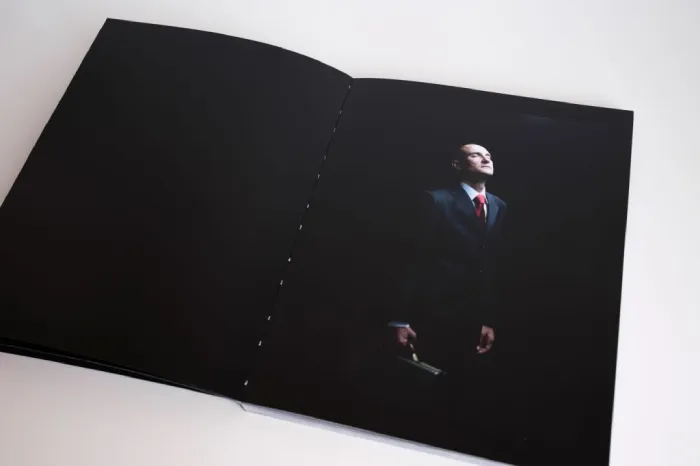 Interior del fotolibro "Dark side" de Tiago da Cruz.