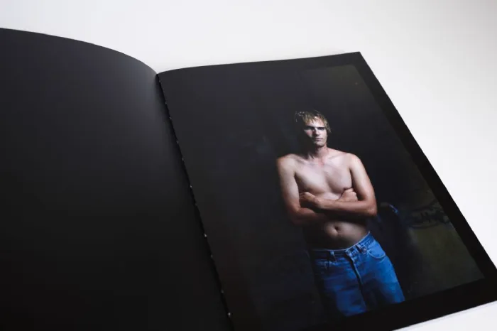 Interior del fotolibro "Dark side" de Tiago da Cruz.