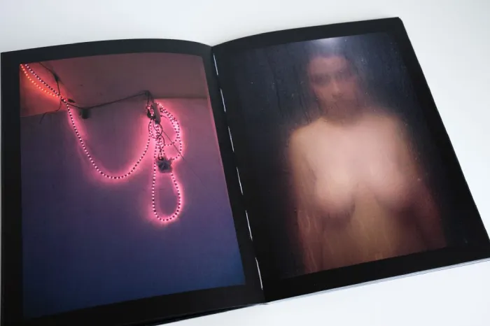 Interior del fotolibro "Dark side" de Tiago da Cruz.