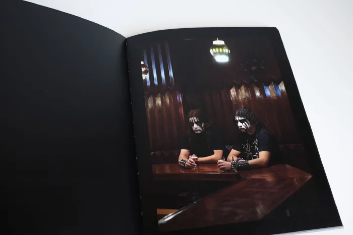 Interior del fotolibro "Dark side" de Tiago da Cruz.