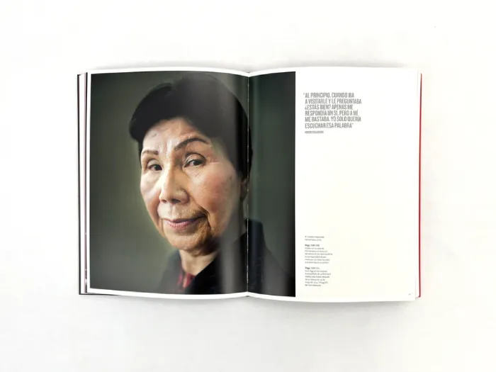 Interior del fotolibro "¿Quién merece morir?" de Sofía Moro