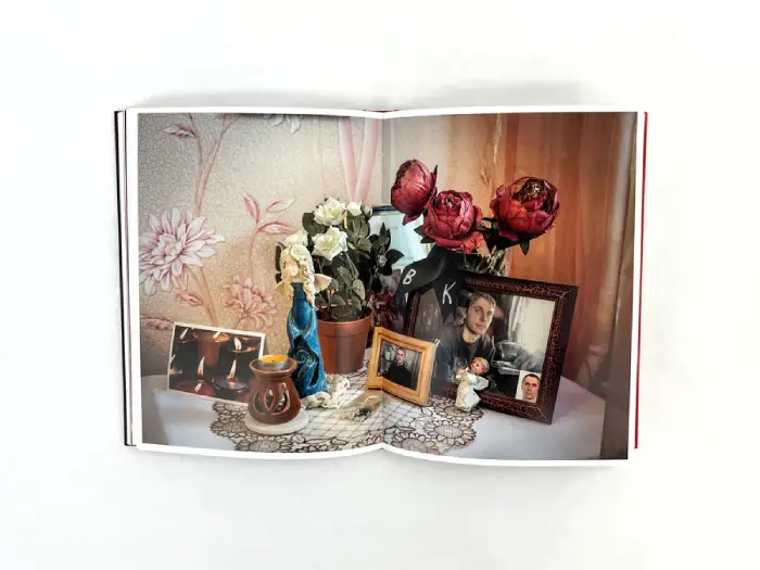 Interior del fotolibro "¿Quién merece morir?" de Sofía Moro