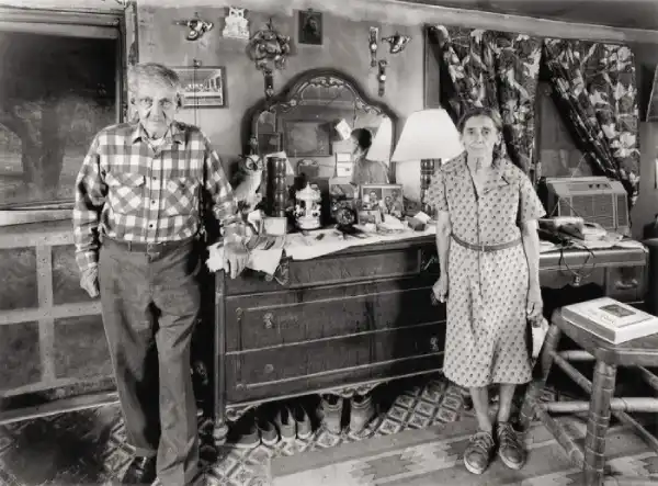 Retrato de una pareja en blanco y negro en el interior del fotolibro "From the Heads of the Hollers" de Shelby Lee Adams