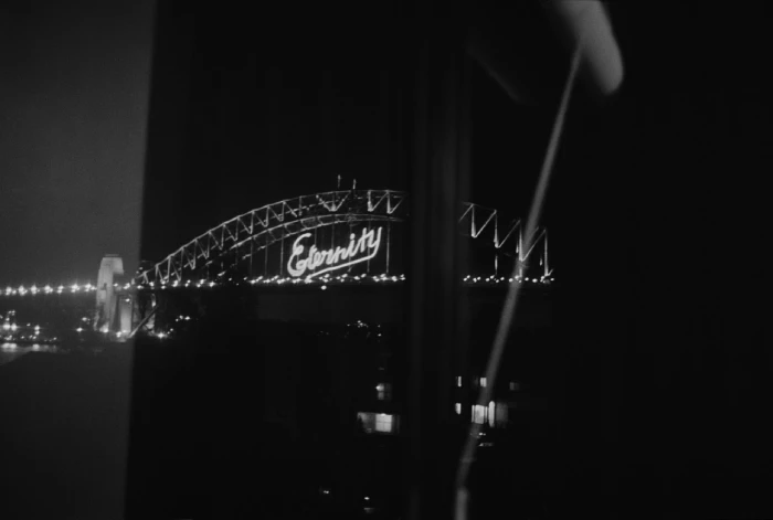 Fotografia de paisaje nocturno en el interior del fotolibro "Monument" de Trent Parke.