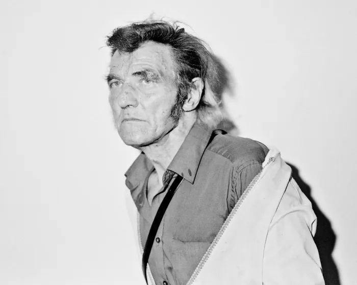 Retrato masculino en blanco y negro en el interior del fotolibro TA-RA de Sebastián Bruno.