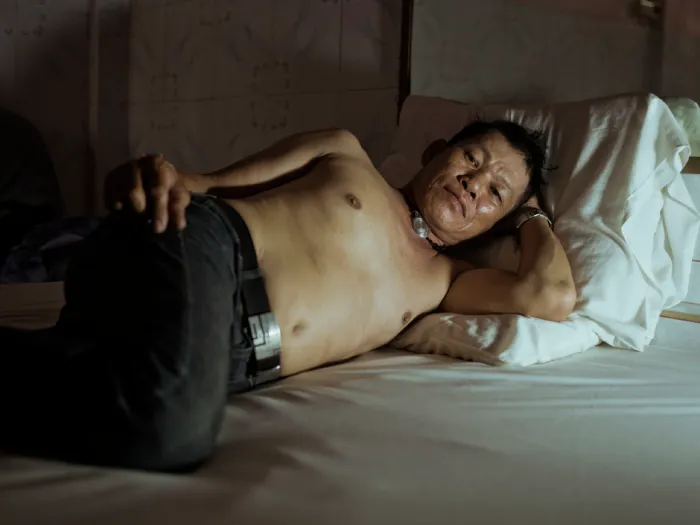 Retrato masculino en color en el interior del fotolibro "Gentlemen's Club" de Christina de Middle.