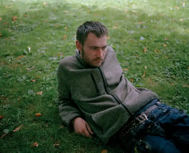 Retrato masculino en color en el interior del fotolibro "Subida al cielo" de Lúa Ribeira