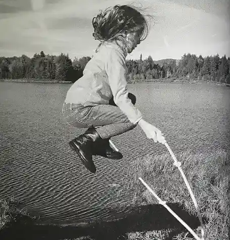 Retrato de una niña saltando a la cuerda en el interior del fotolibro "Free Jazz" de Ana María Ferris.