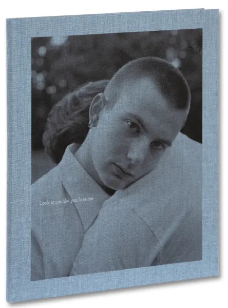 Cubierta del fotolibro "Look at me like you love me" de Jess T. Dugan.