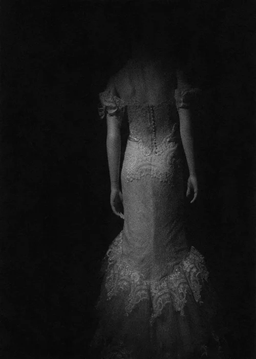 Vestido de novia en blanco y negro en el interior del fotolibro False Friends de Dominic Turner.