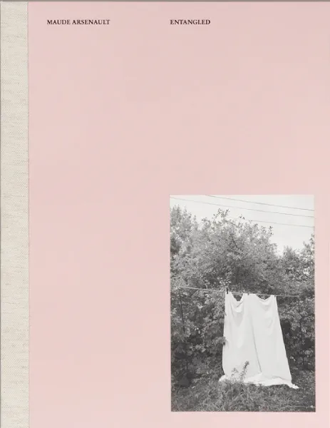 Cubierta del fotolibro Entangled de Maude Arsenault