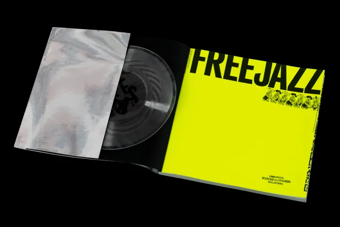 Vinilo en el interior del fotolibro "Free Jazz" de Ana María Ferris.