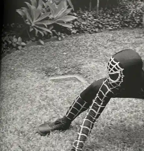 Retrato de un niño disfrazado de Spiderman en el interior del fotolibro "Free Jazz" de Ana María Ferris.