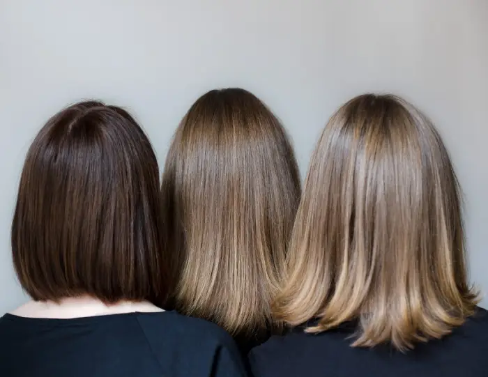 Retrato de tres mujeres de espaldas en el interior del fotolibro "3" de Milla Talassalo.