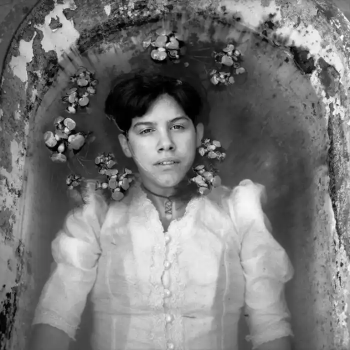 Interior del fotolibro "Asociación Ilícita" de Hugo Ángel.