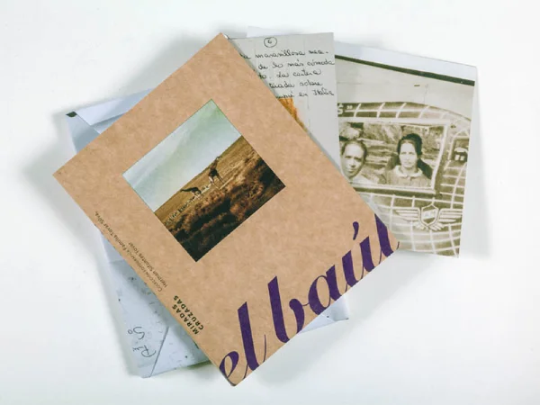 Cubierta del fotolibro "El baúl, miradas cruzadas de Herman Sifontes Tovar.