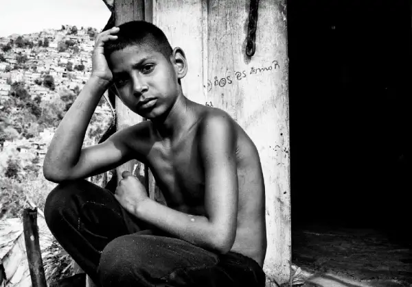 Interiro del fotolibro "Black" de Ernesto Costante.