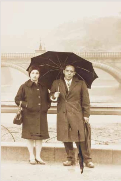 Retrato de una pareja en blanco y negro del proyecto fotográfico "El baúl, miradas cruzadas" de Herman Sifontes Tovar.
