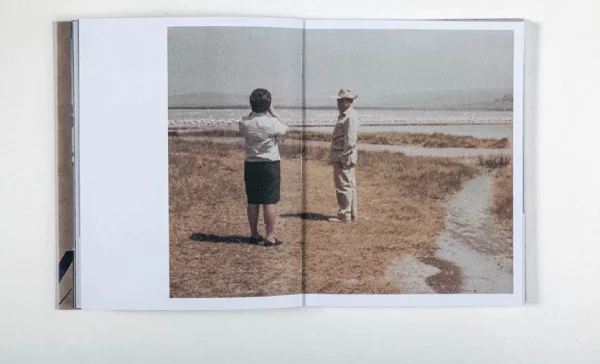 Interior del fotolibro "El baúl, miradas cruzadas de Herman Sifontes Tovar.