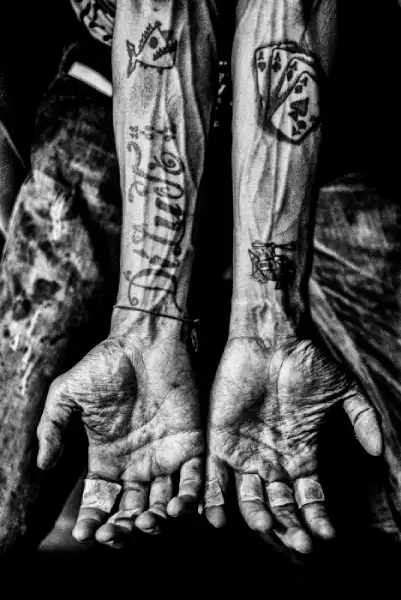 Detalle de unos brazos tatuados del proyecto fotográfico "Black" de Ernesto Costante.