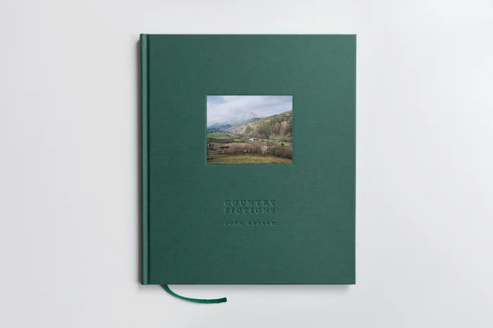 Cubierta del fotolibro "Country fictions" de Juan Aballe.