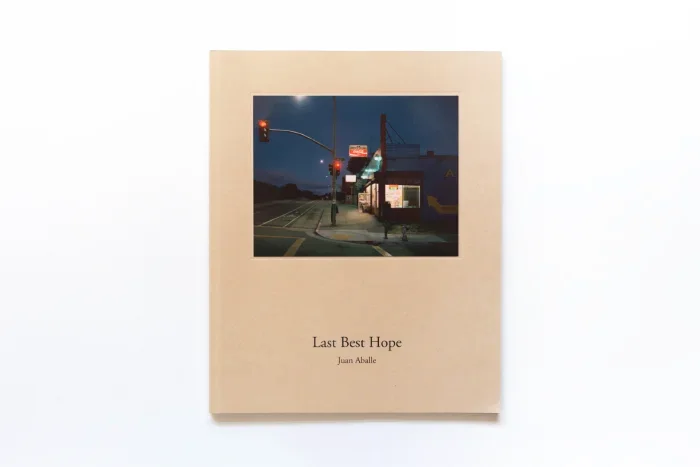 Cubierta del fotolibro "Last Best Hope" de Juan Aballe.