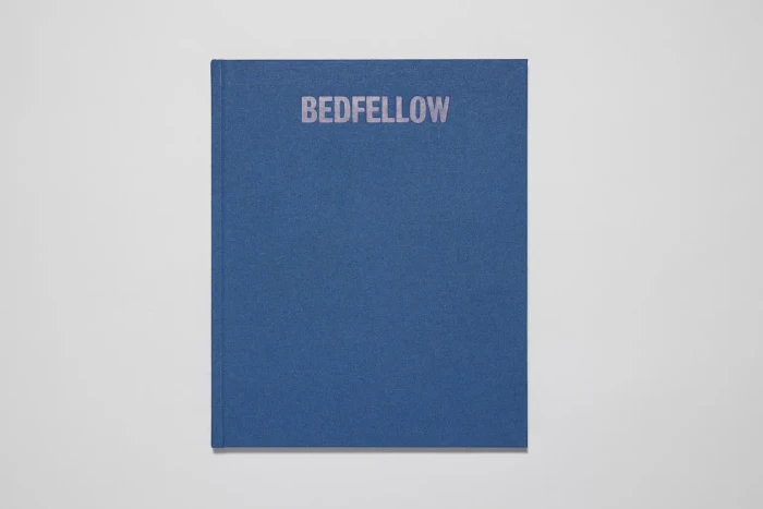 Cubierta del fotolibro "Bedfellow" de Caroline Tompkins.