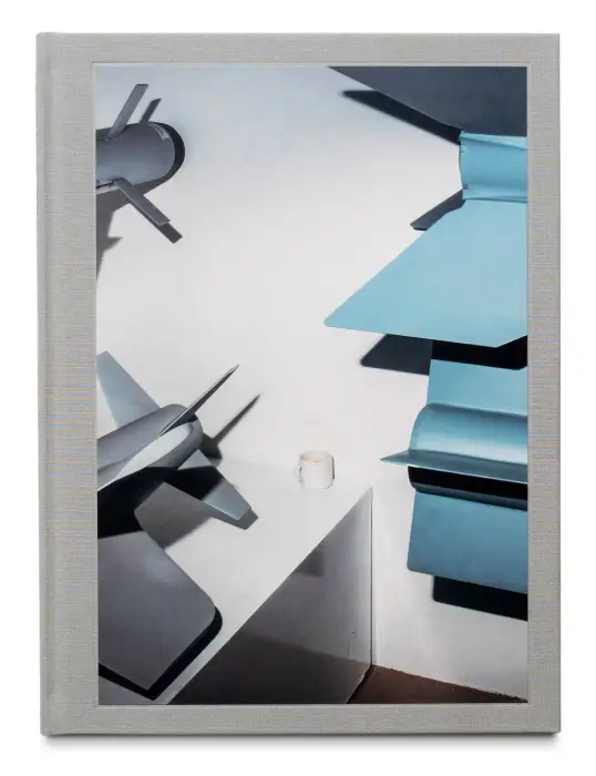 Cubierta del fotolibro "Nothing Personal: The Back Office of War" de Nikita Teryoshin.